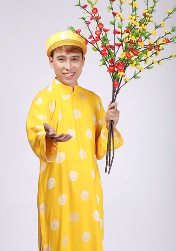 Tuy nhiên với việc lựa chọn phẫu thuật thẩm mỹ, Đinh Quang Đạt đã có màn trở lại đầy ngoạn mục với ngoại hình cực kì nam tính và cuốn hút.