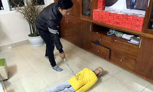 Trần Hoài Nam đang được thực nghiệm hiện trường bạo hành con trai. (Xem chi tiết >> Tạm giữ hình sự người cha hành hạ con trai 10 tuổi)