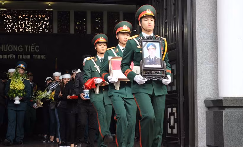 Phút tiễn biệt đưa thi hài Thiếu tá Nguyễn Thành Trung về với đất mẹ.