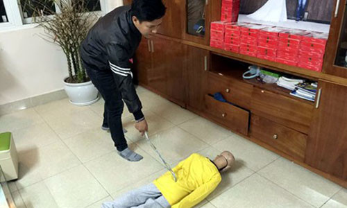 Nam được cơ quan chức năng dẫn giải thực nghiệm lại hiện trường bạo hành con.