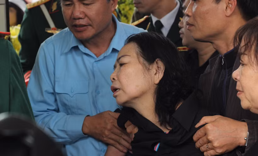 Người thân nghẹn ngào, ngất xỉu trước sự mất mát quá lớn lao.