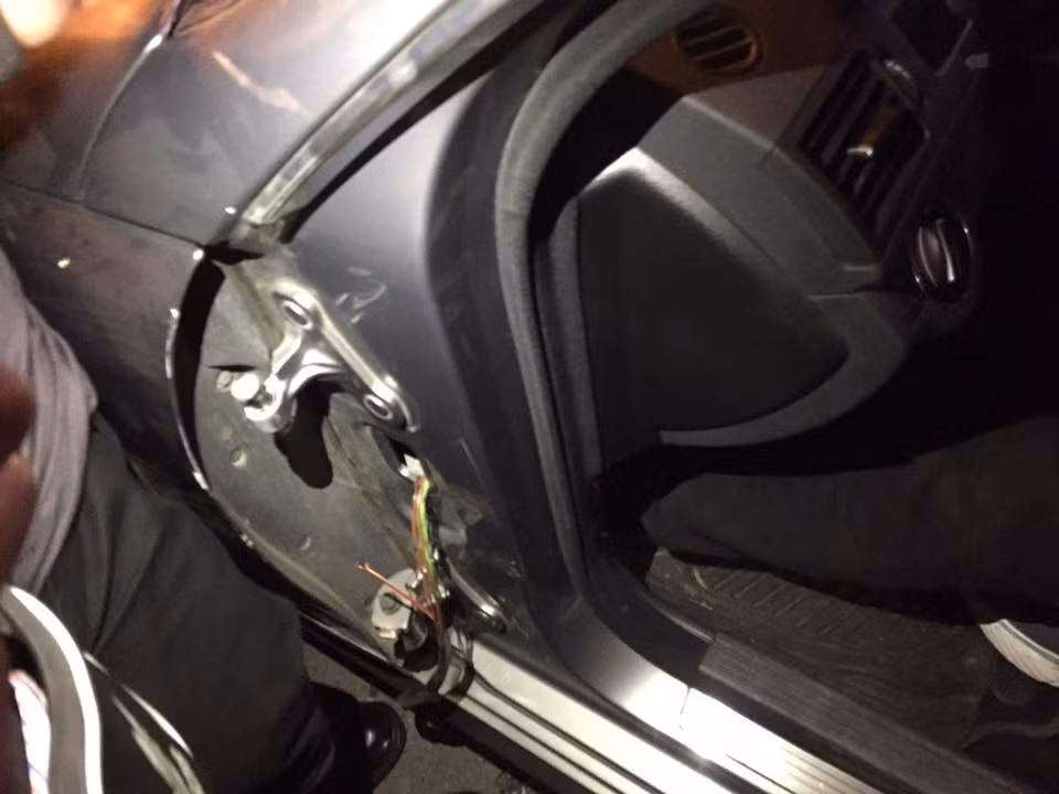 Một bên cánh cửa xe của ông Hà bị rơi hẳn ra.