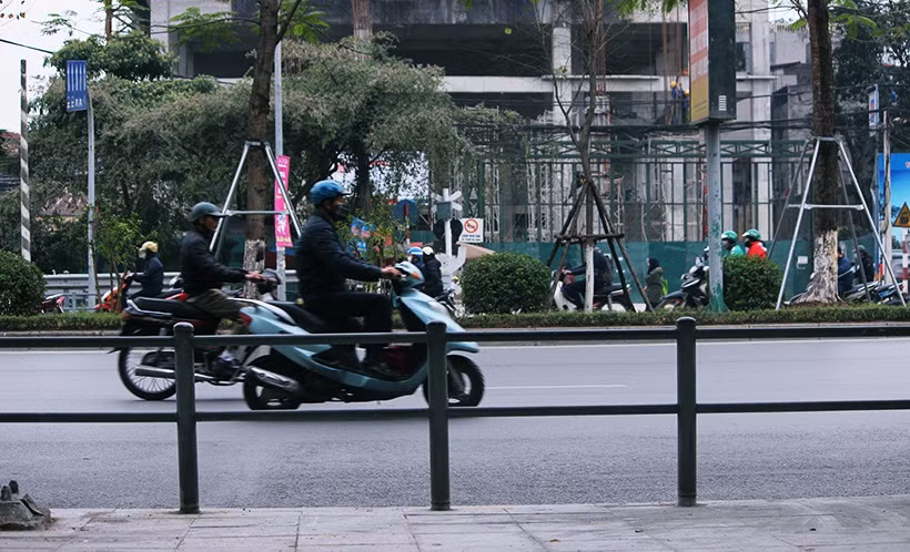 Việc triển khai hàng rào barie trên các tuyến phố của Hà Nội được đại biểu HDND TP Hà Nội quan tâm và đề xuất, giúp người đi bộ di chuyển một cách an toàn, thuận tiện hơn.