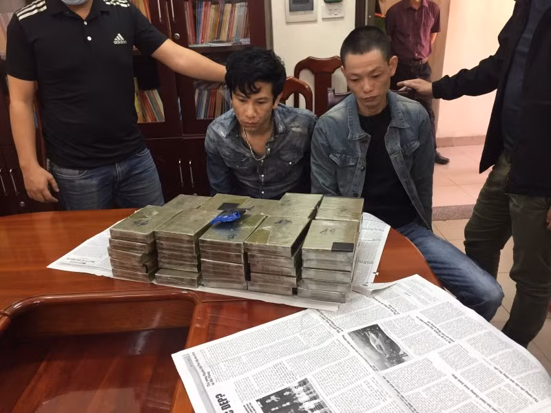 Can mat hai doi tuong van chuyen 47 banh heroin o Ha Noi