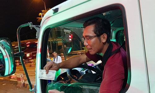 Tài xế bắt đầu được nhân viên trạm BOT Cai Lậy trả lại tiền thừa với mệnh giá 100 đồng từ ngày 2/12. Ảnh: PLO.