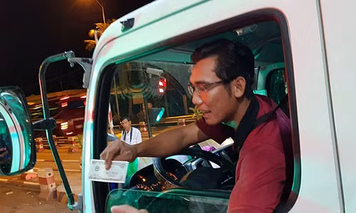 Tài xế bắt đầu được nhân viên trạm BOT Cai Lậy trả lại tiền thừa với mệnh giá 100 đồng từ ngày 2/12. Ảnh: PLO.