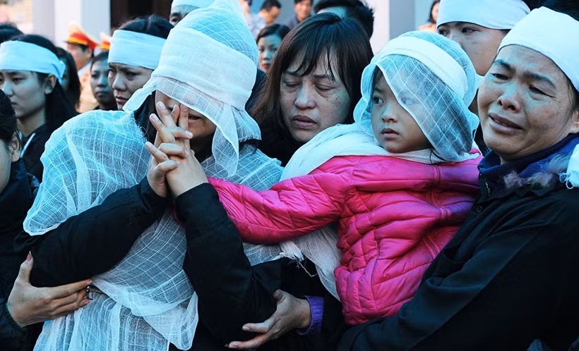 Cô con gái 4 tuổi của Trung tá Vang còn quá nhỏ để hiểu hết nỗi đau, nỗi mất mát lớn lao.