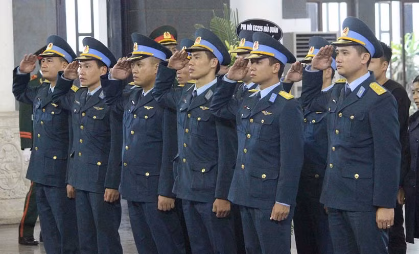 Đồng đội tiễn biệt anh.