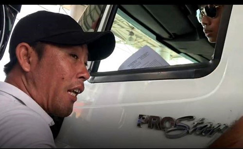 Nam thanh niên "lạ" đe dọa tài xế tại trạm BOT Cai Lậy.