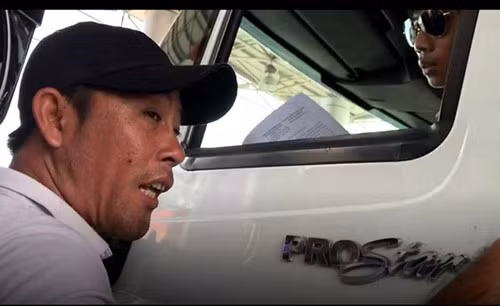 Nam thanh niên "lạ" đe dọa tài xế tại trạm BOT Cai Lậy.