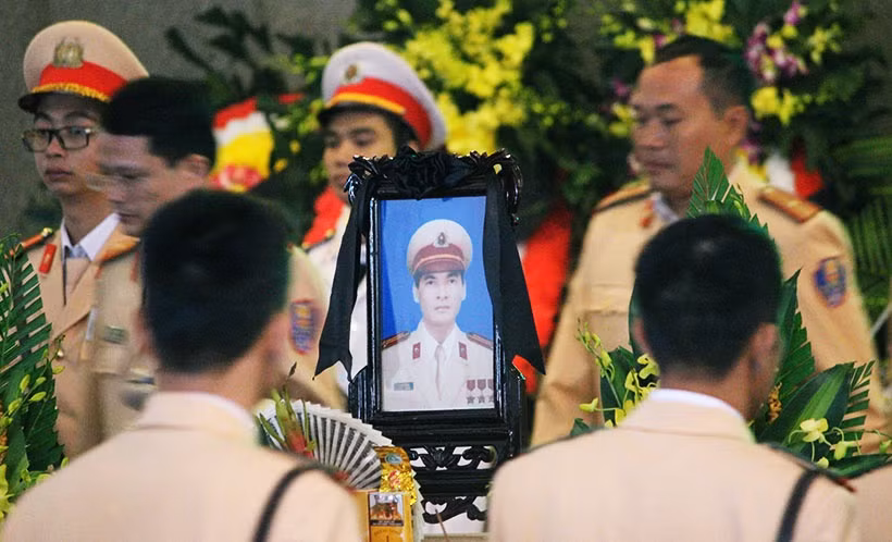 Sáng ngày 2/12, Đảng ủy lãnh đạo Cục CSGT - Bộ Công an đã tổ chức tang lễ tiễn biệt Trung tá Trần Văn Vang .