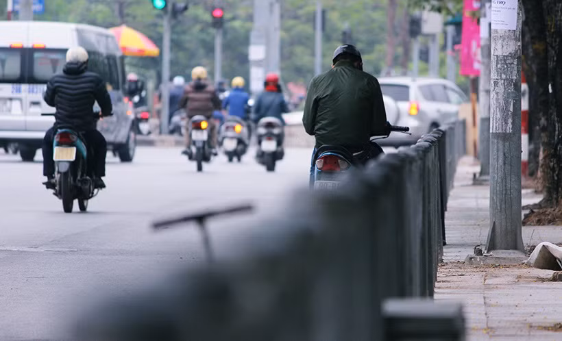 Hàng rào trên một số tuyến phố được làm bằng các ống sắt cố định, cao khoảng 50-100cm, được lắp đặt tại các vị trí sát với mép đường để ngăn cản các xe máy, xe đạp…