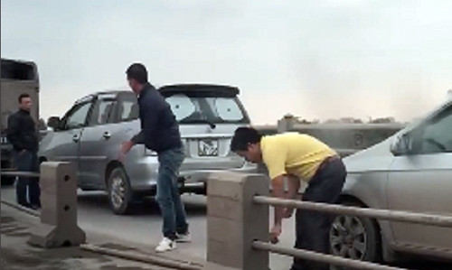 Hình ảnh tài xế tự ý tháo dải phân cách trên cầu Thanh Trì.