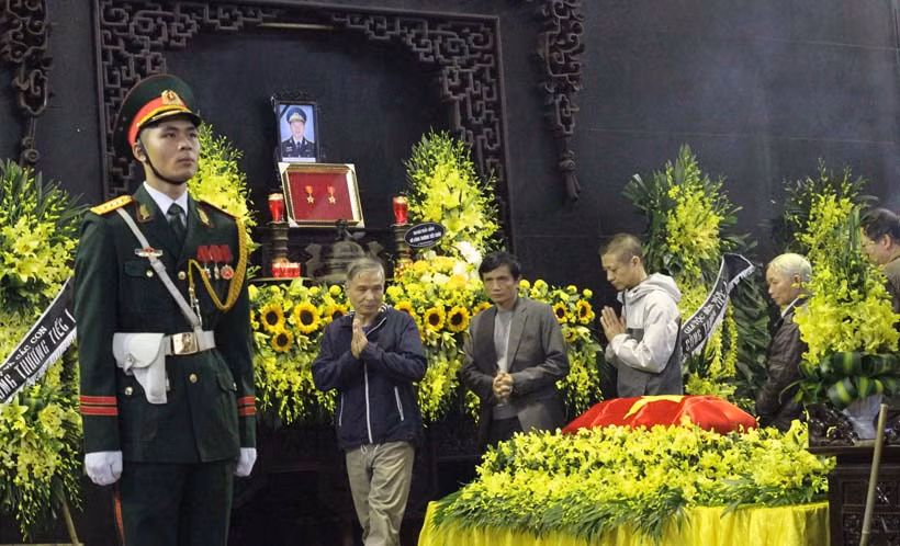 Thiếu tá Nguyễn Thành Trung là một cán bộ trẻ, có năng lực với kinh nghiệm bay 10 năm. Tổng giờ bay tích lũy 3634h32 phút bay. Được sự nhất trí của Bộ Quốc phòng, Tư lệnh Binh đoàn 18 đã quyết định thăng quân hàm từ Đại úy lên Thiếu tá đối với phi công Nguyễn Thành Trung.