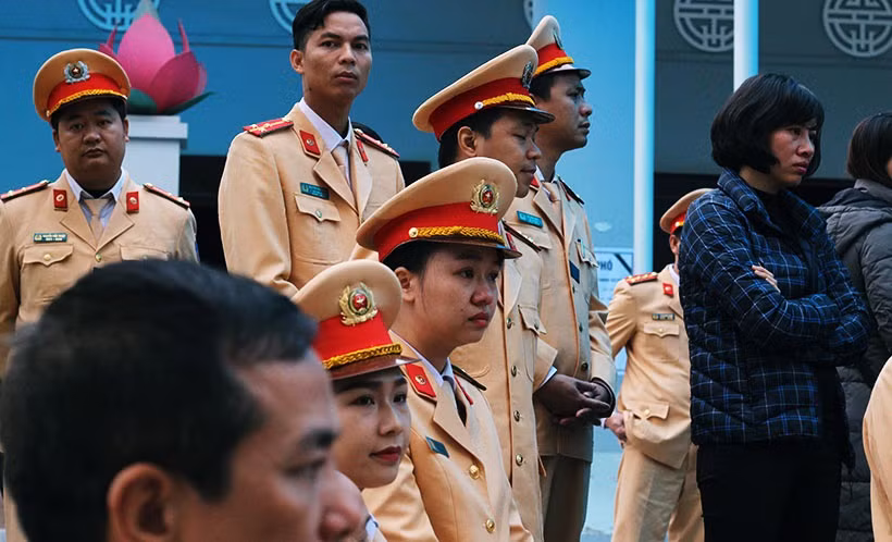 Những đôi mắt đỏ hoe.