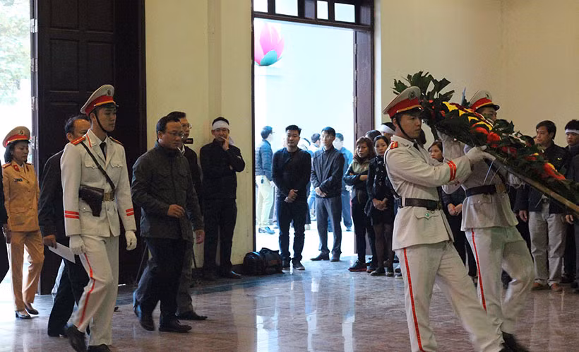 Ông Khuất Việt Hùng - Phó Chủ tịch chuyên trách Ủy ban ATGT Quốc gia dẫn đầu đoàn đến viếng Trung tá Trần Văn Vang.