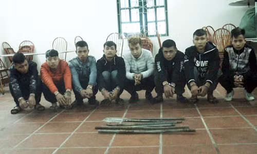 Nhóm đối tượng và hung khí tại cơ quan công an.