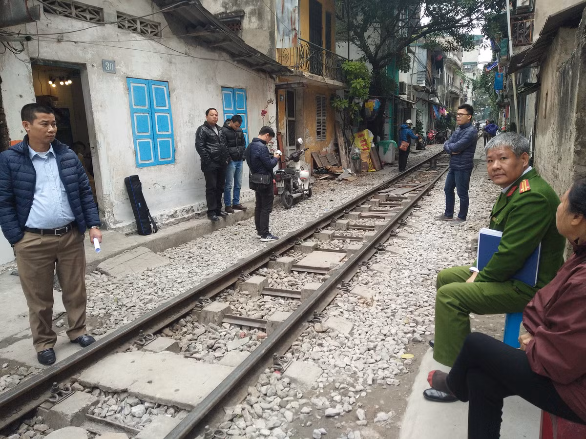 Lực lượng chức năng đến xử lý các quán kinh doanh lấn chiếm đường sắt.