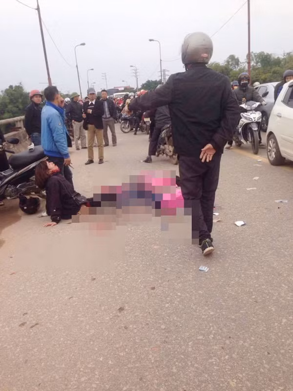 Người mẹ gào khóc thảm thiết bên thi thể hai con gái sau tai nạn.