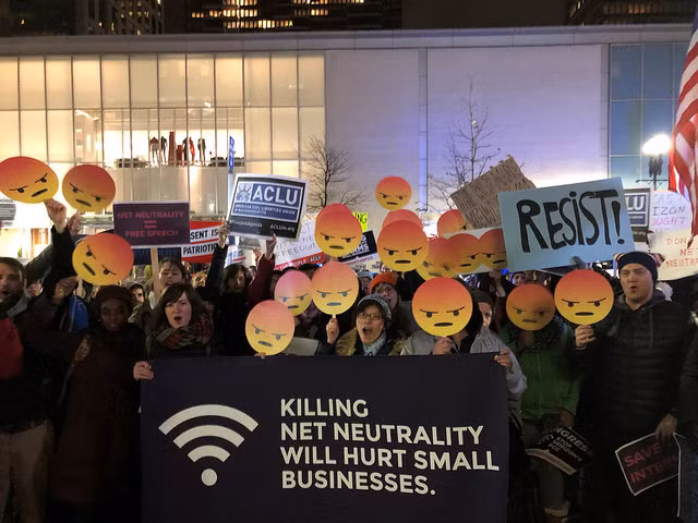 Nhiều cuộc biểu tình chống đối việc bãi bỏ Net Neutrality nổ ra ở Mỹ. Ảnh: Battleforthenet.