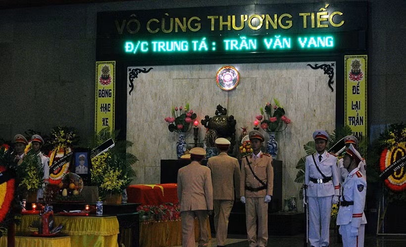 Sáng ngày 2/12, tại Nhà tang lễ Bệnh viện 19-8 (Bộ Công an), Đảng ủy lãnh đạo Cục CSGT - Bộ Công an đã tổ chức tang lễ tiễn biệt Trung tá Trần Văn Vang (SN 1975, Đội CSGT số 2, Phòng 10, Cục CSGT, Bộ Công an) trong lúc làm nhiệm vụ tuần tra, kiểm soát trên Quốc lộ 3 mới (đoạn tránh TP Thái Nguyên hướng đường tròn Tân Long – Hà Nội) bị xe máy tông tử vong.