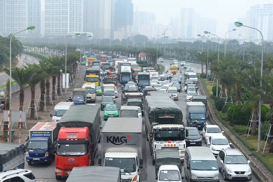 Đường Đại lộ Thăng Long ùn tắc nghiêm trọng.