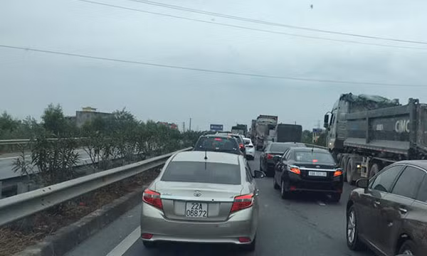 Container dam xe khach lat ngang duong cao toc Noi Bai – Lao Cai-Hinh-3