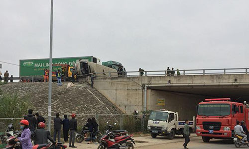 Container dam xe khach lat ngang duong cao toc Noi Bai – Lao Cai