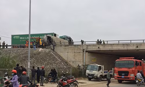Container dam xe khach lat ngang duong cao toc Noi Bai – Lao Cai