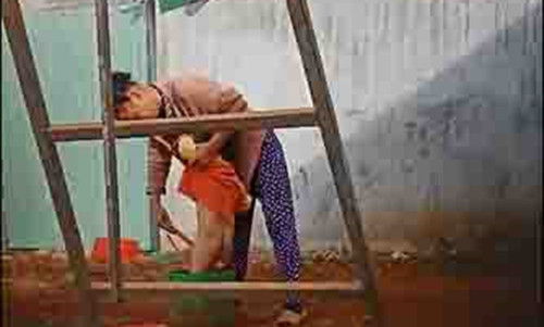 Hình ảnh cháu bé bị bà Vấn bạo hành. Ảnh: Zing.vn.