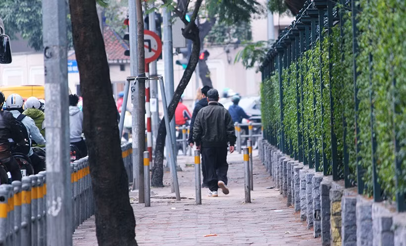 Hà Nội lắp barie trên vỉa hè như thế này giúp người đi bộ như chúng tôi có được không gian rộng hơn, thoải mái hơn. Đồng thời, chấm dứt tình trạng xe máy đi lên vỉa hè, vi phạm luật giao thông. Mong rằng thời gian tới, trên nhiều tuyến phố khác của Hà Nội cũng được lắp đặt hàng rào barie”, ông Thắng (56 tuổi, Đống Đa, Hà Nội) chia sẻ.