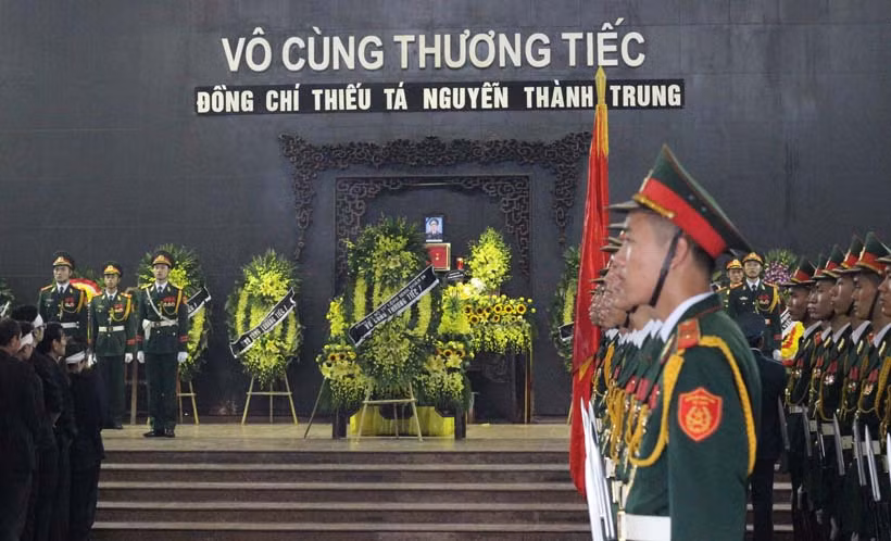 Chiều ngày 6/12, tại nhà tang lễ Bộ Quốc Phòng (số 5 Trần Thánh Tông, Hà Nội) đã diễn ra tang lễ Thiếu tá phi công Nguyễn Thành Trung.