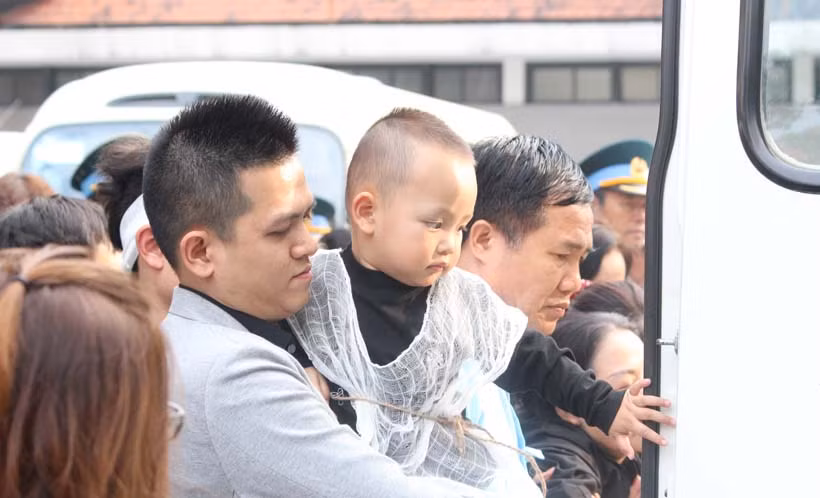 Con trai đầu của Thiếu tá Nguyễn Thành Trung còn quá nhỏ để cảm nhận nỗi mất mát lớn lao của gia đình.