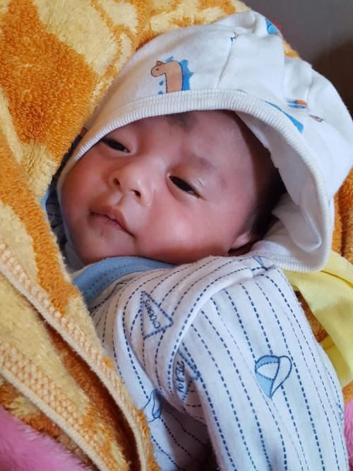 Bé gái bị bỏ rơi trước cửa nhà dân trong lạnh giá.