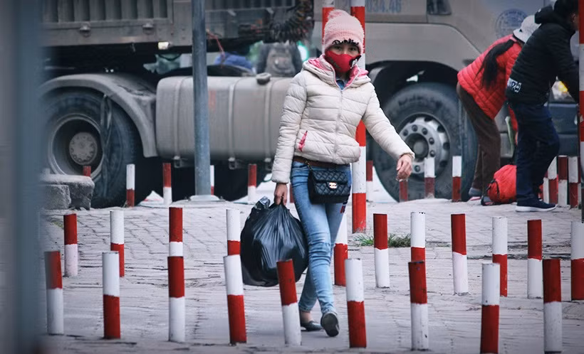 Người đi bộ thoải mái di chuyển tại khu vực bến xe Nước Ngầm.