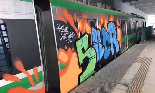 Hình ảnh tàu Cát Linh - Hà Đông (Hà Nội) bị vẽ bậy.