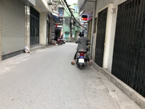 Cháu K. phải bắt xe buýt về nhà ông bà nội ở Hoàng Hoa Thám (Hà Nội) để cầu cứu. Hình ảnh khu nhà ông nội cháu K.