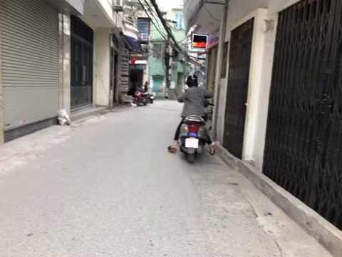 Cháu K. phải bắt xe buýt về nhà ông bà nội ở Hoàng Hoa Thám (Hà Nội) để cầu cứu. Hình ảnh khu nhà ông nội cháu K.