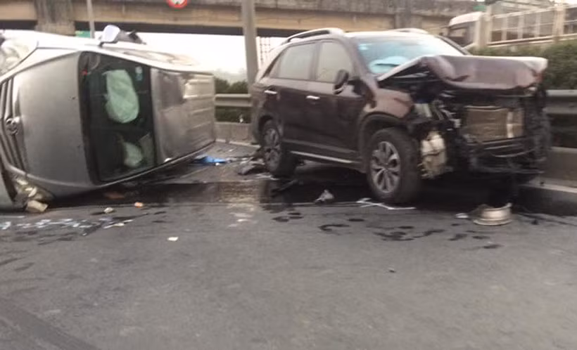 Thời điểm trên, ô tô BKS 30E 49645 đang di chuyển về hướng trung tâm TP Hà Nội đến đoạn đường trên thì bất ngờ đâm vào đuôi xe ô tô biển số 29A 37431. Tai nạn khiến cả hai phương tiện lật nghiêng ra đường, một người bị thương.