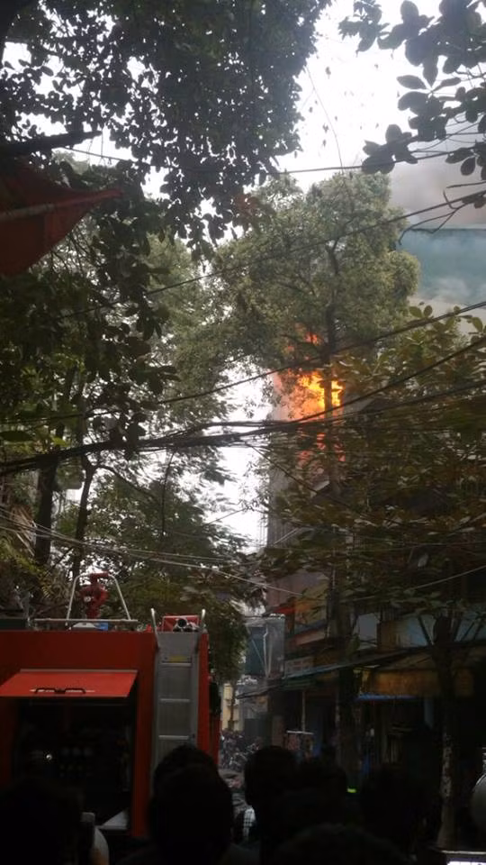 Đến 16h50 ngọn lửa vẫn bốc cháy và lan sang nhà bên cạnh.