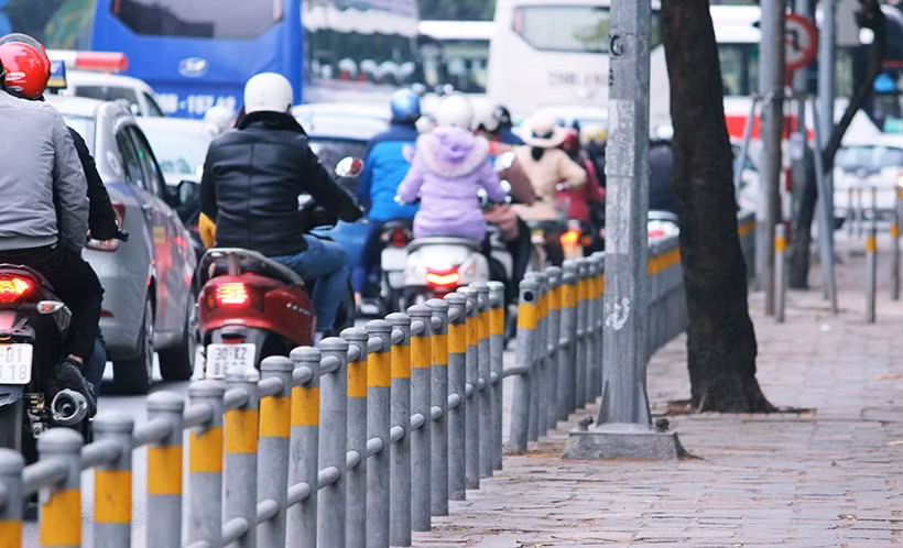 Barie lắp trên tuyến đường tại khu vực Văn Miếu Quốc Tử Giám được sơn màu giống các biển báo để người tham gia giao thông dễ dàng quan sát.