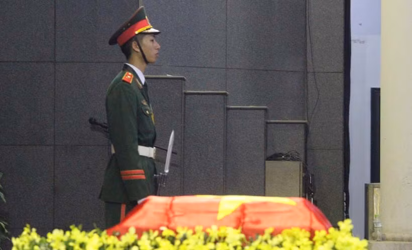 Thiếu tá phi công Nguyễn Thành Trung - Phó trưởng phòng đào tạo Trung tâm Huấn luyện, Binh đoàn 18 (SN 1985, quê ở Nam Định) tử nạn ngày 17/11, khi đang tham khóa huấn luyện bay đường dài bằng mắt trên trực thăng Cabri G2 tại Anh.