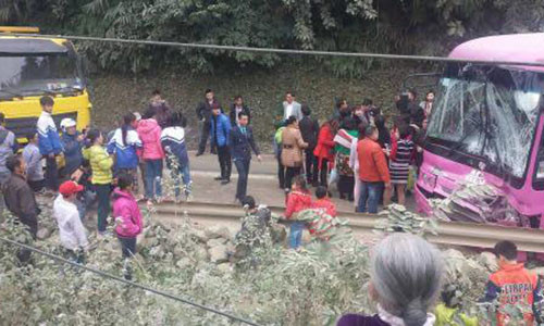Hàng chục người trên xe chở khách du lịch thoát chết.