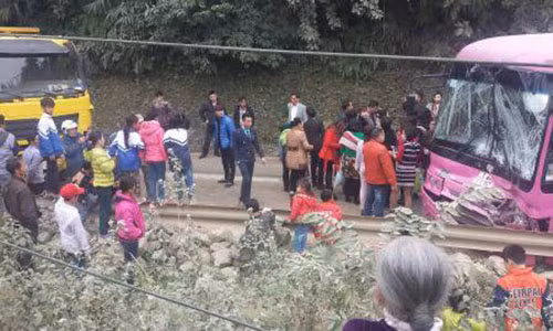 Hàng chục người trên xe chở khách du lịch thoát chết.