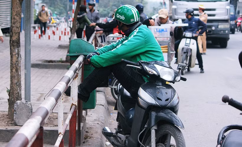 Tại khu vực bến xe Nước Ngầm (Hà Nội), các xe máy không thể nào lao được lên vỉa hè, hoặc dừng đỗ trên phần đường dành cho người đi bộ vì hàng rào barie đã ngăn cản.