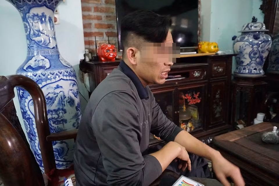 Anh L. cho rằng con trai không chịu học và còn hay trấn lột tiền bạn nên mới đánh con một chút.