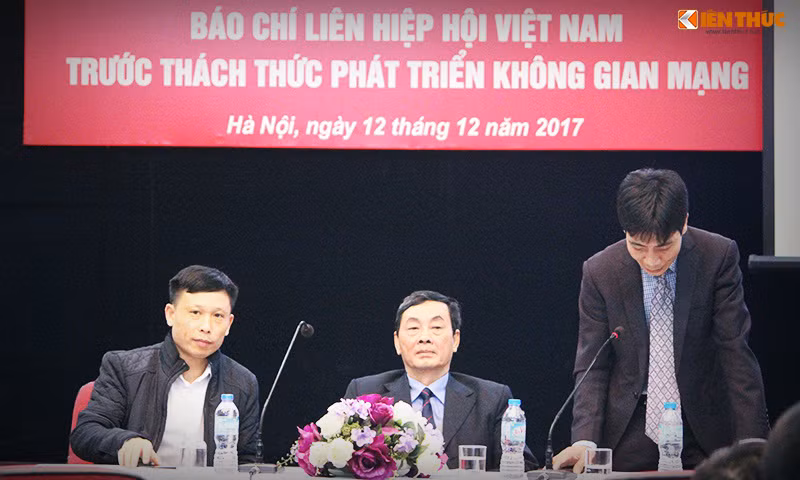 TS Phan Tùng Mậu – Phó Chủ tịch Liên Hiệp các Hội Khoa học và Kỹ thuật Việt Nam (giữa) và đại biểu tham dự hội thảo.