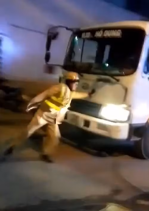 Hình ảnh chiếc xe tải lao thẳng CSGT Hà Nội để bỏ chạy.