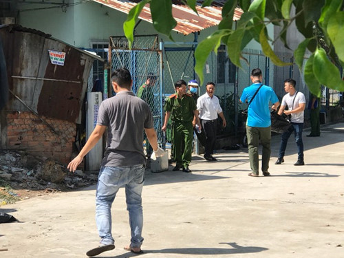 Công an khám nghiệm hiện trường vụ việc.