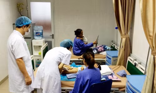 Các bác sĩ tích cực điều trị cho bệnh nhi bị sùi mào gà trước đó.